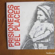 Discos de vinilo: SINGLE PRISIONEROS DEL PLACER. PERSIGUIENDOTE. 1990 CON FIRMA. Lote 328447508