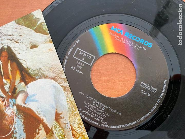 Discos de vinilo: CHER (HALF BREED) SINGLE ESPA&Ntilde;A 1973 (EPI10) - Foto 2