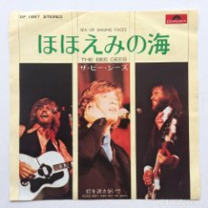 Discos de vinilo: THE BEE GEES ‎– SEA OF SMILING FACES / PLEASE DON'T TURN OUT THE LIGHTS , JAPAN 1972 SINGLE 7''. Lote 330436653
