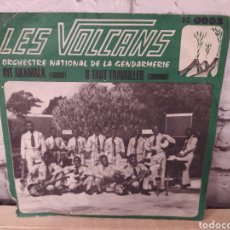 Discos de vinilo: LES VOLCANS (ORCHESTRE NATIONAL DE LA GENDARMERIE) - AYE AKAMALA / SINGLE EDICIÓN BENIN 1974. Lote 330438813