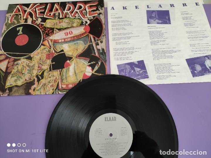 Disques de vinyle: LP - AKELARRE 7 - 90 - LG SS 97/1990 ELKAR. COMPLETO CON DOBLE HOJA LETRAS -ROCK PROGRESIVO VASCO