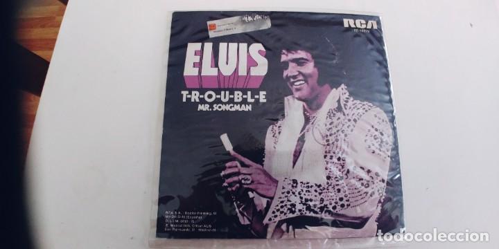 Discos de vinilo: ELVIS PRESLEY-SINGLE T-R-O-U-B-L-E - Foto 2