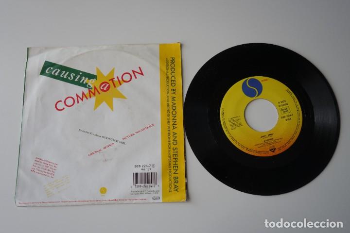Discos de vinilo: MADONNA: Causing A Commotion. Single 7&rdquo; vinilo ALEM&Aacute;N - Foto 2