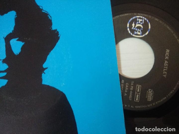 Discos de vinilo: RICK ASTLEY/MOVE RIGHT OUT/SINGLE. - Foto 2
