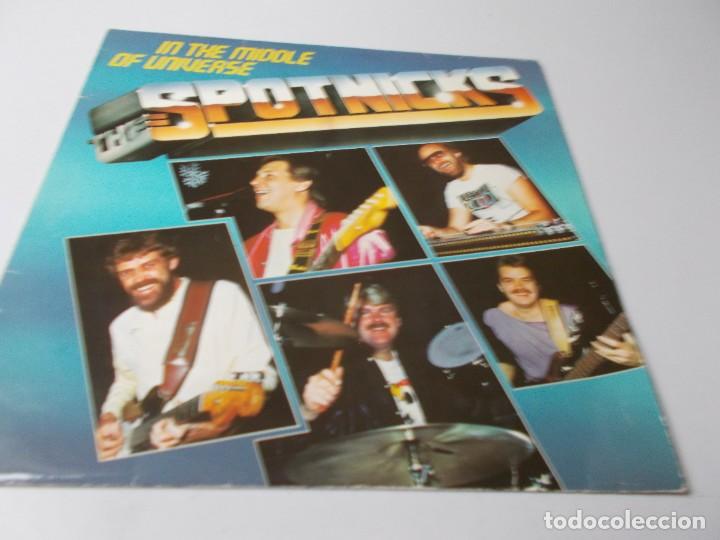 Discos de vinilo: THE SPOTNICKS In the middle of univease