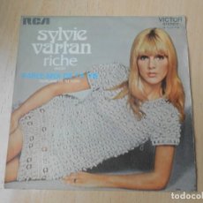 Discos de vinilo: SYLVIE VARTAN, SG, RICHE + 1, AÑO 1972. Lote 335035438