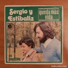 Discos de vinilo: SINGLES : SERGIO Y ESTIBALIZ - QUEDA MÁS VIDA. Lote 335719538