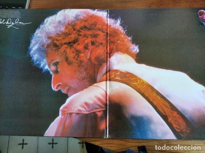 Discos de vinilo: BOB DYLAN - At Budokan ******** LP ESPA&Ntilde;OL GATEFOLD DOBL CON LIBRETO 1974 - Foto 2