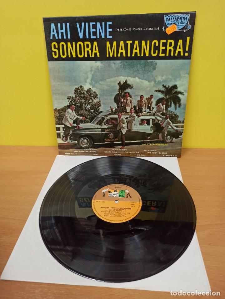 Discos de vinilo: DISCO DE VINILO - AHI VIENE LA SONORA MATANCERA! (HERE COMES SONORA MATANCERA) - Foto 1