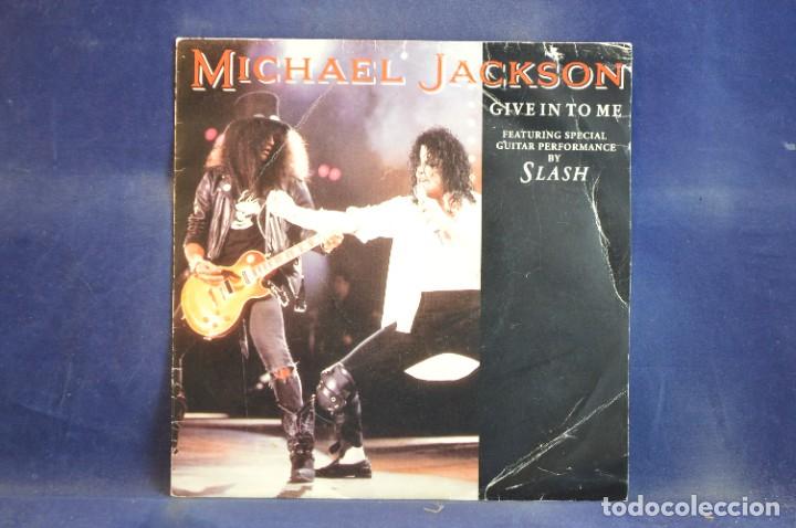 Discos de vinilo: MICHAEL JACKSON FEATURING SPECIAL PERFORMANCE BY SLASH - GIVE IN TO ME - SINGLE - Foto 1