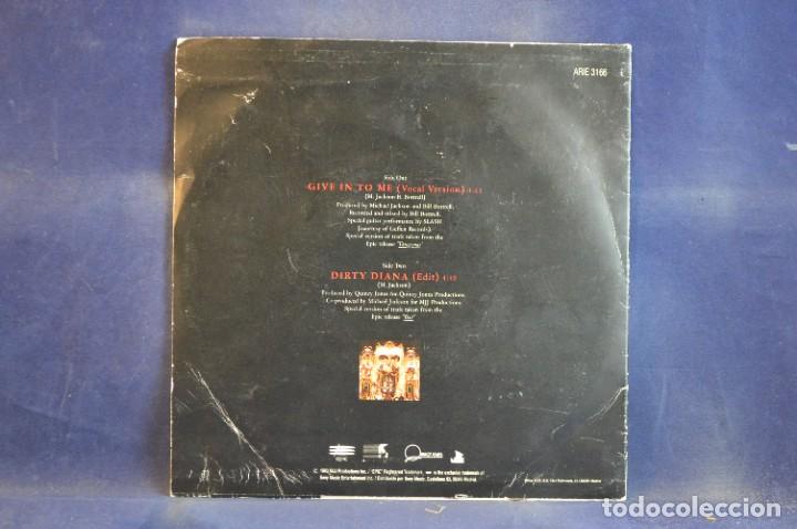 Discos de vinilo: MICHAEL JACKSON FEATURING SPECIAL PERFORMANCE BY SLASH - GIVE IN TO ME - SINGLE - Foto 2