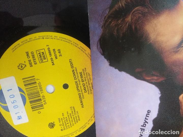 Discos de vinilo: DAVID BYRNE/HANGING UPSIDE DOWN/SINGLE. - Foto 2
