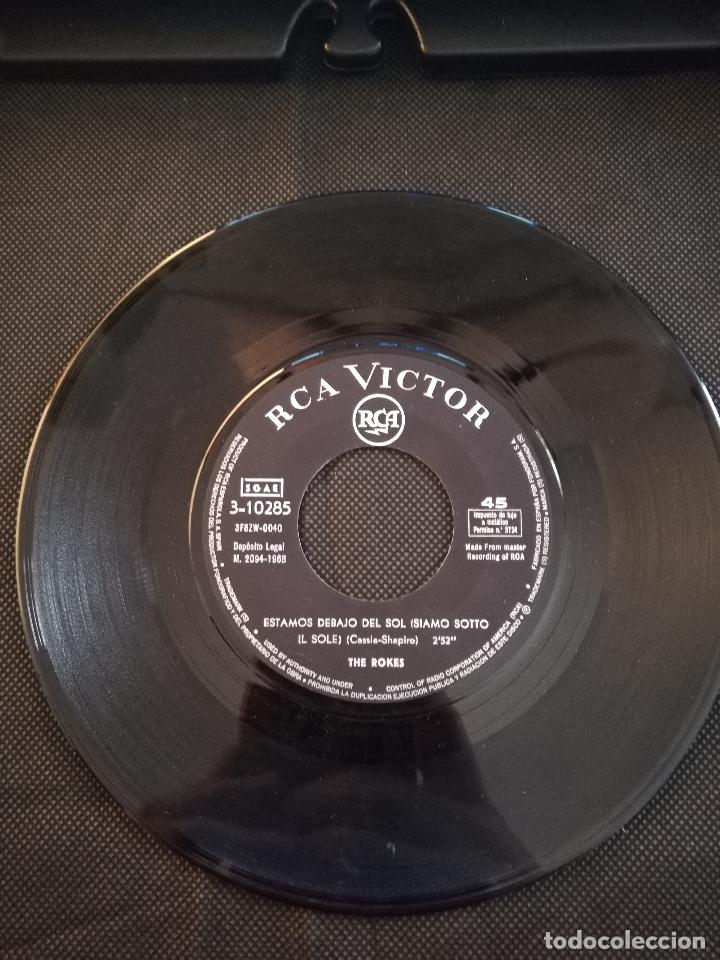 Discos de vinilo: SINGLE DEL GRUPO BEAT ITALIANO THE ROKES ESTAMOS DEBAJO DEL SOL