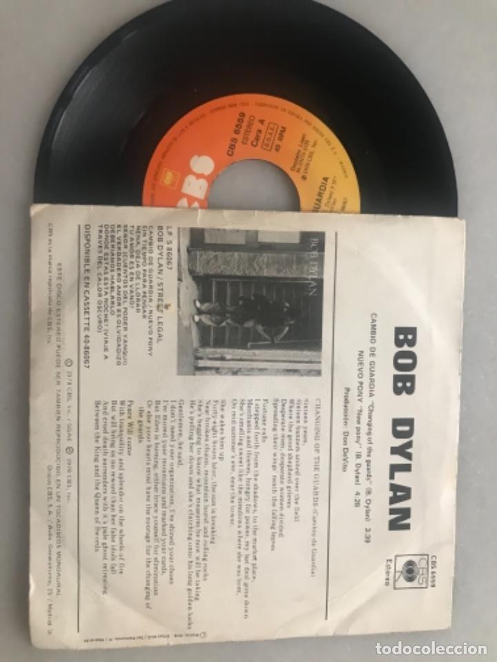 Discos de vinilo: Single Bob Dylan Cambio de guardia. 1978 - Foto 2