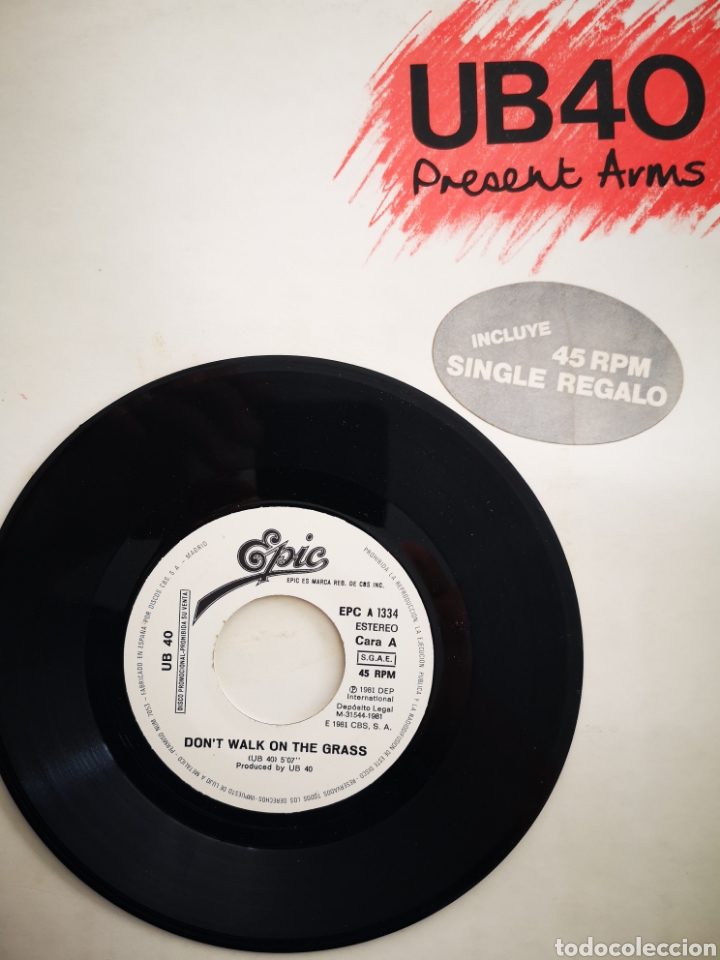 Discos de vinilo: UB 40 - LP PRESENT ARMS y SINGLE DONT WALK ON THE GRASS - Foto 4
