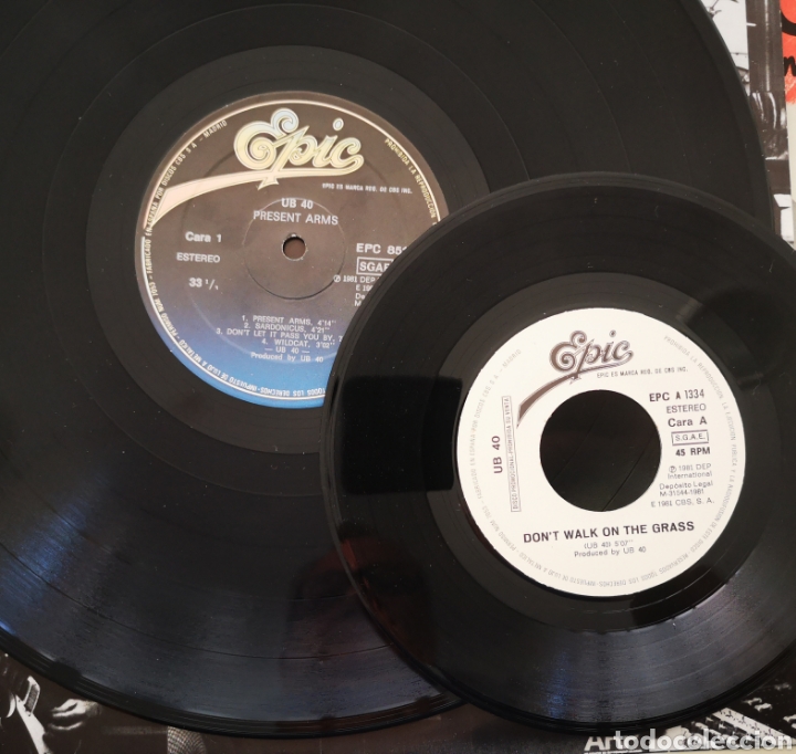 Discos de vinilo: UB 40 - LP PRESENT ARMS y SINGLE DONT WALK ON THE GRASS - Foto 5