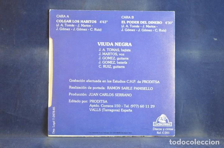 Discos de vinilo: VIUDA NEGRA - COLGAR LOS H&Aacute;BITOS / EL PODER DEL DINERO - SINGLE - Foto 2
