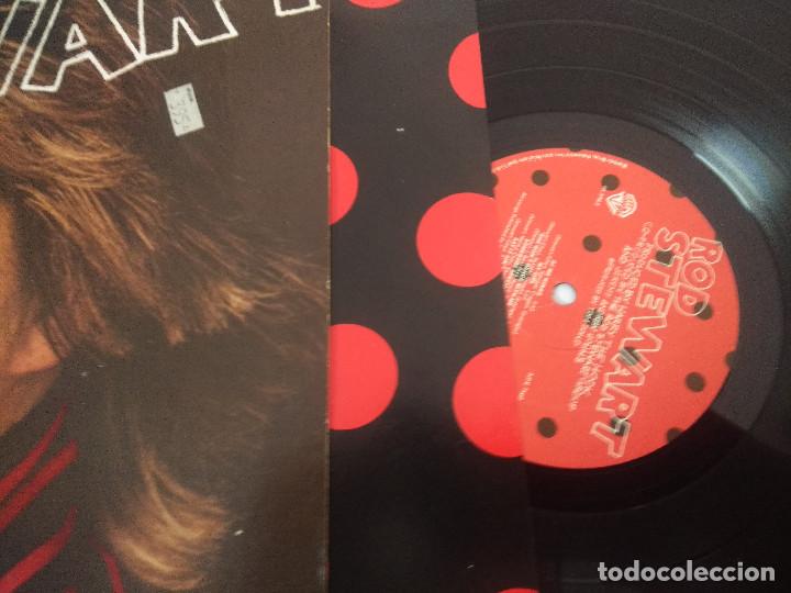 Discos de vinilo: ROD STEWART/FOOLISH BEHAVIOUR/VINILO. - Foto 2