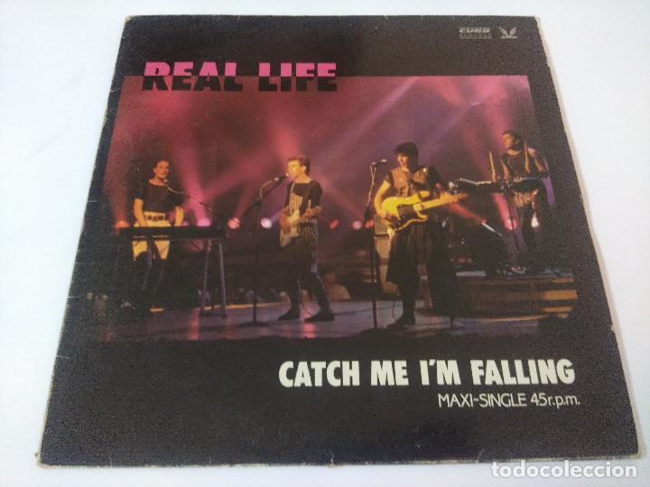 Discos de vinilo: REAL LIFE/CATCH ME IM FALLING/VINILO MAXI. - Foto 1