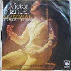 Discos de vinilo: VÍCTOR MANUEL - SOLO PENSO A TE / RARO SINGLE CANTADO EN ITALIANO - 2 CANCIONES. Lote 348625633