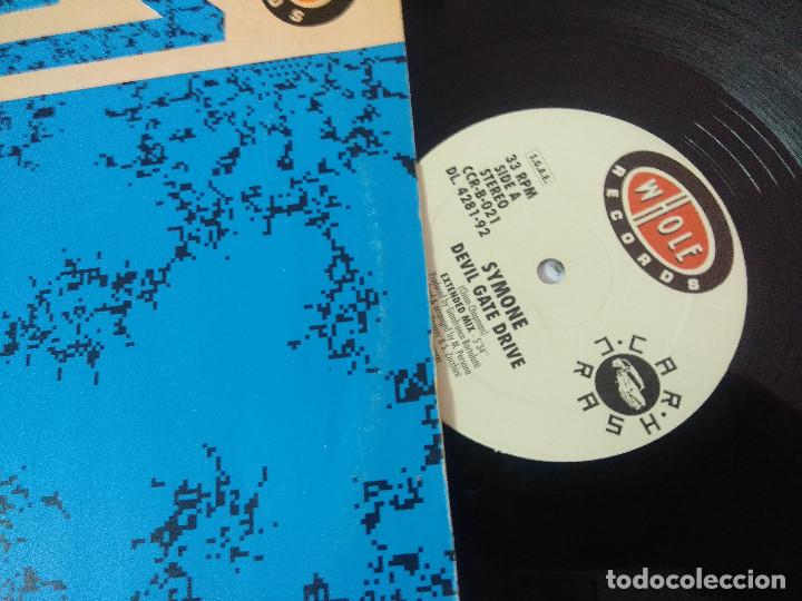 Discos de vinilo: SYMONE/DEVIL GATE DRIVE/VINILO MAXI. - Foto 2