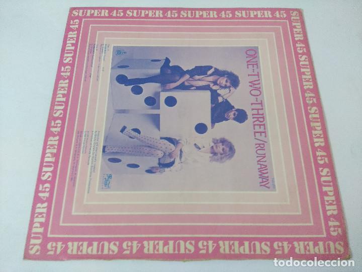 Discos de vinilo: ONE-TWO-THREE/RUNAWAY/VINILO MAXI. - Foto 3