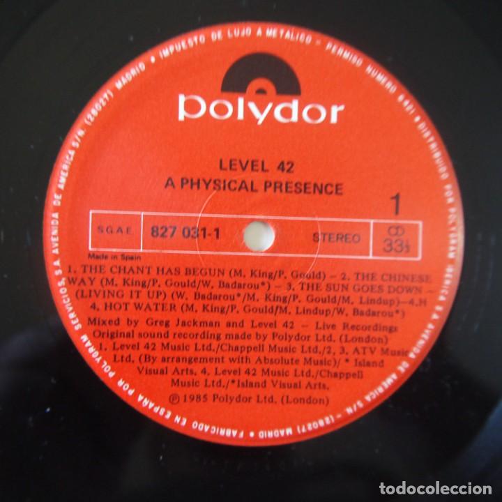 Discos de vinilo: LEVEL 42 - A PHYSICAL PRESENCE - 2 LP 1985 - Foto 3