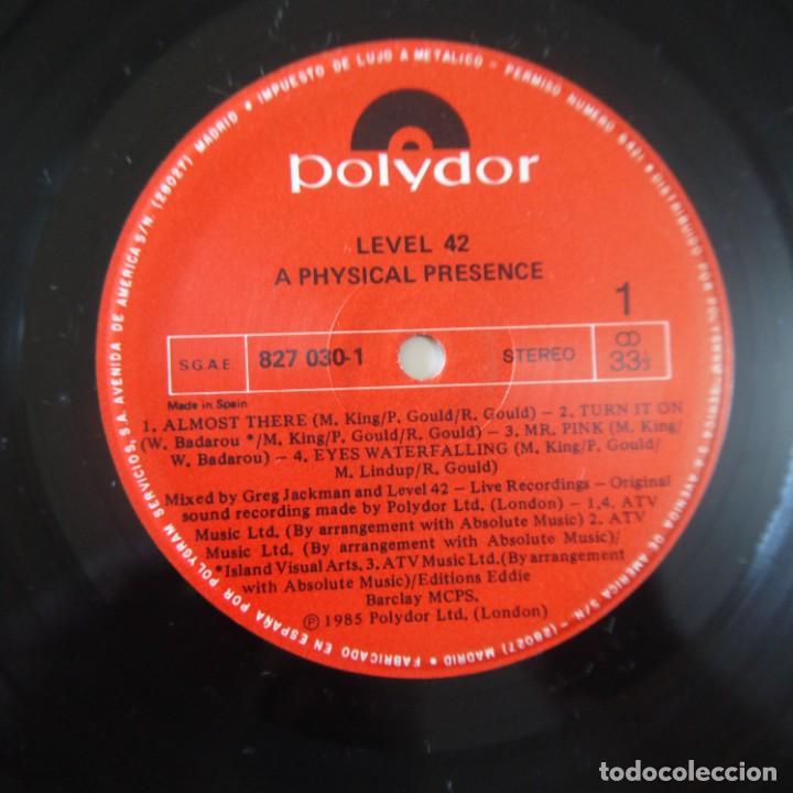 Discos de vinilo: LEVEL 42 - A PHYSICAL PRESENCE - 2 LP 1985 - Foto 4