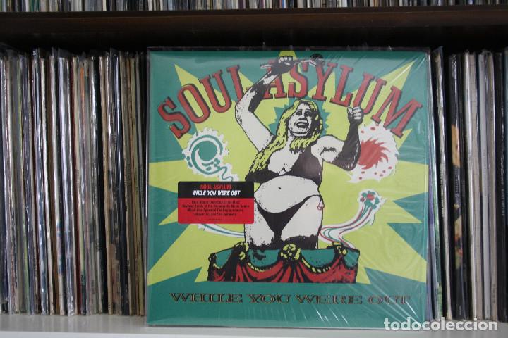 Discos de vinilo: SOUL ASYLUM, WHILE YOU WHERE OUT, LP, NUEVO. - Foto 1