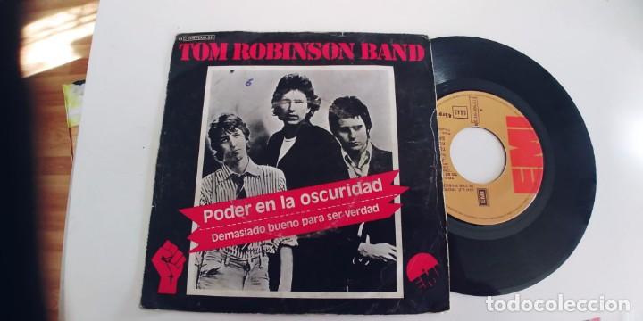 Discos de vinilo: TOM ROBINSON BAND-SINGLE PODER EN LA OSCURIDAD - Foto 1