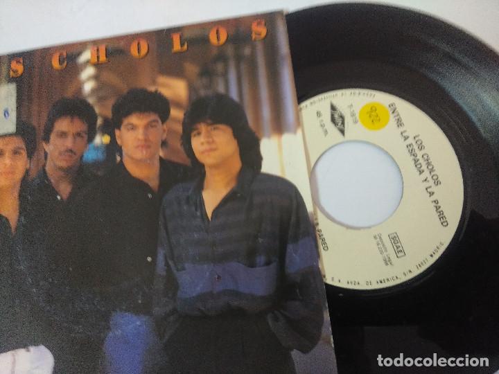 Discos de vinilo: LOS CHOLOS/ENTRE LA ESPADA Y LA PARED/SINGLE. - Foto 2