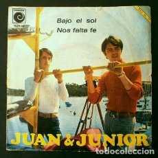 Discos de vinilo: JUAN & JUNIOR (SINGLE 1967) BAJO EL SOL - NOS FALTA FE. Lote 352692039