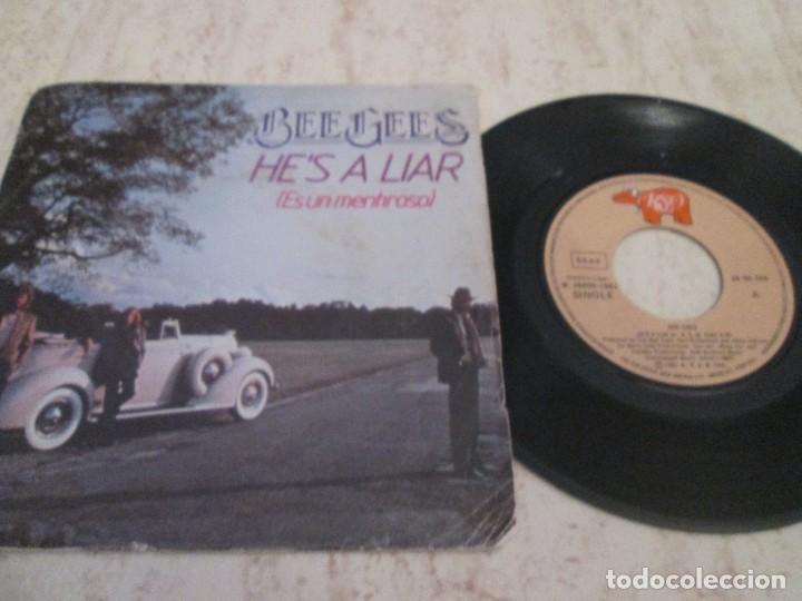 Discos de vinilo: BEE GEES He&acute;s a Liar. Single Spanish Edition. 1981 - Foto 1