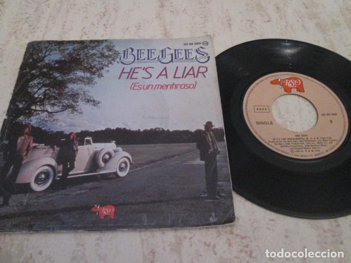 Discos de vinilo: BEE GEES He&acute;s a Liar. Single Spanish Edition. 1981 - Foto 2
