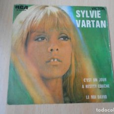Discos de vinilo: SYLVIE VARTAN, SG, C´EST UN JOUR A RESTER COUCHE + 1, AÑO 1969. Lote 353988673