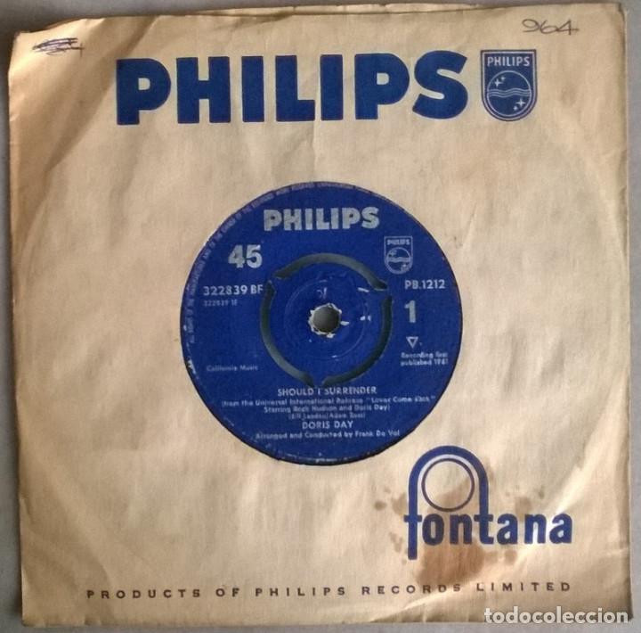 Discos de vinilo: Doris Day. Should I surrender/ Lover come back (BSO). Philips, UK 1962 single - Foto 1