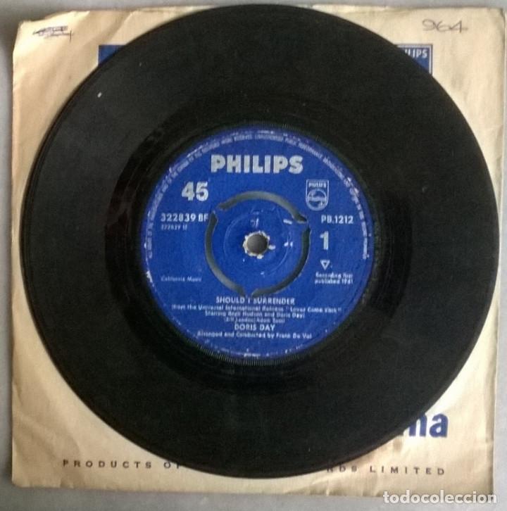 Discos de vinilo: Doris Day. Should I surrender/ Lover come back (BSO). Philips, UK 1962 single - Foto 2
