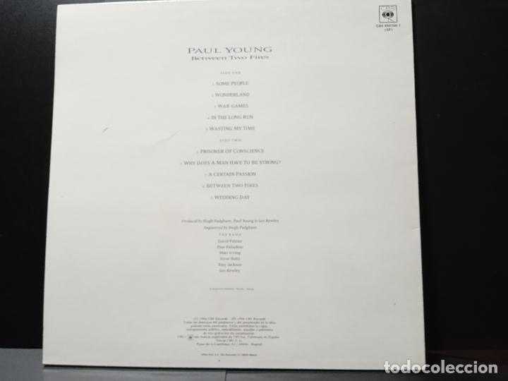 Discos de vinilo: PAUL YOUNG BETWEEN TWO FIRES LP SPAIN 1986 PDELUXE - Foto 2