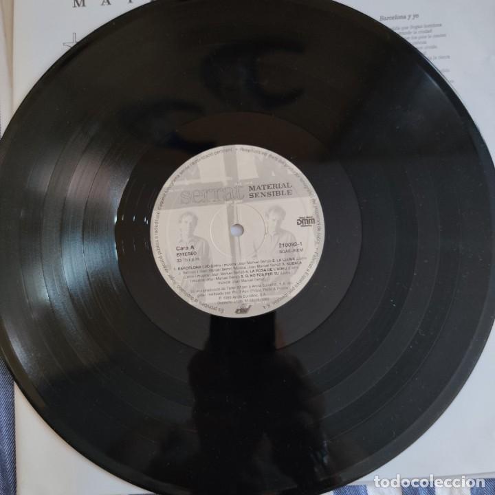 Discos de vinilo: Antiguo Vinilo/LP Joan Manuel Serrat, Material Sensible. - Foto 12