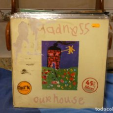 Discos de vinilo: BOXX173 MAXISINGLE MADNESS OUR HOUSE, TAPA MAL PESTAZO HUMEDAD, VINILO MUY BIEN. Lote 355978760