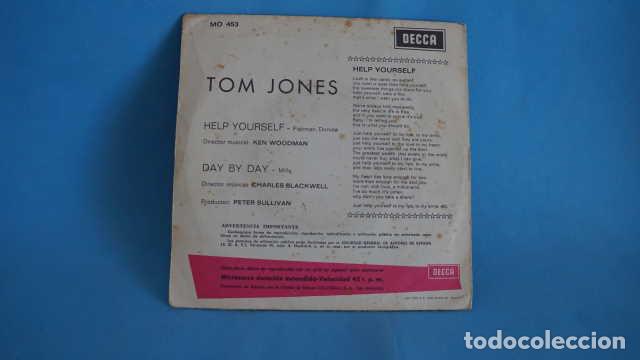 Discos de vinilo: SINGLE, TOM JONES, HELP YOURSELF, DAY BY DAY, DECCA MO 453. - Foto 2