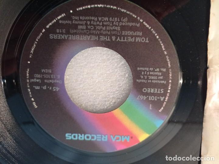 Discos de vinilo: Single Tom Petty And The Heartbreakers &ndash; Refugee 1980 - Foto 2