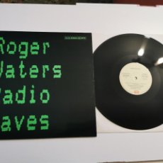 Discos de vinilo: ROGER WATERS RADIO WAVES MAXI SINGLE VINILO 1987 HECHO EN ESPAÑA PINK FLOYD CONTIENE 3 TEMAS. Lote 357543620