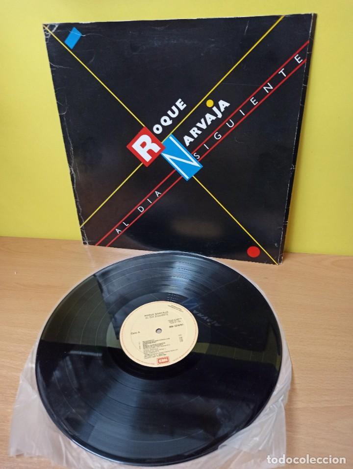 Discos de vinilo: DISCO DE VINILO - ROQUE NARVAJA - AL DIA SIGUIENTE - PROMO FOLDER - Foto 1