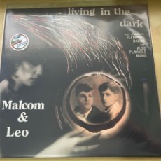 Discos de vinilo: MALCOLM & LEO - LIVING IN THE DARK 12” MAXI SINGLE ITALO DISCO NUEVO A ESTRENAR. Lote 357911875