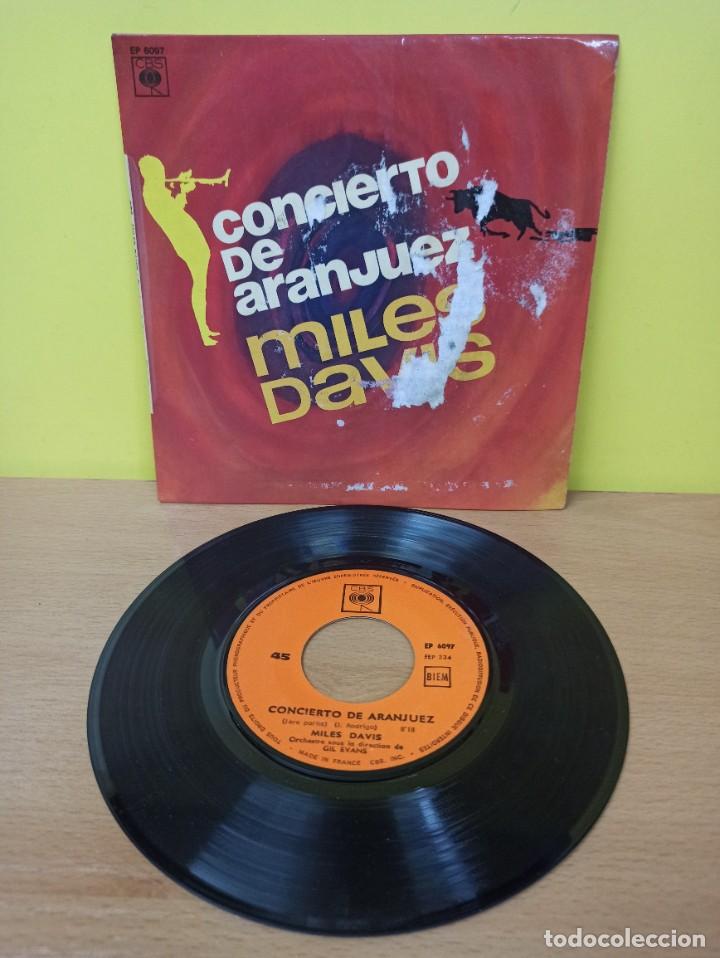 Discos de vinilo: SINGLE - SINGLE DISCO VINILO - MILES DAVIS - CONCIERTO DE ARANJUEZ - Foto 1