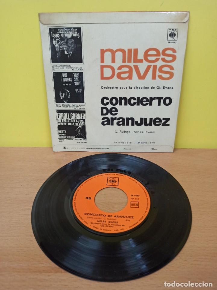 Discos de vinilo: SINGLE - SINGLE DISCO VINILO - MILES DAVIS - CONCIERTO DE ARANJUEZ - Foto 2