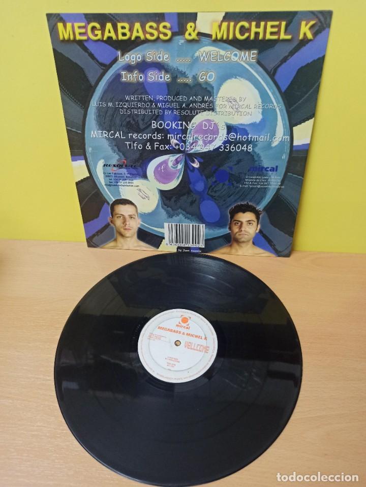 Discos de vinilo: MAXI SINGLE - DISCO VINILO - MEGABASS & MICHEL K - WELCOME - Foto 2
