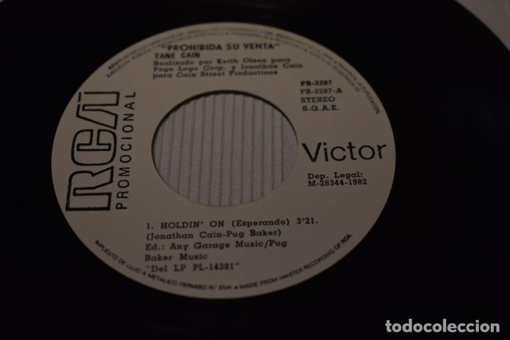 Discos de vinilo: SINGLE TANE CAIN HOLDIN ON 1982 - Foto 2