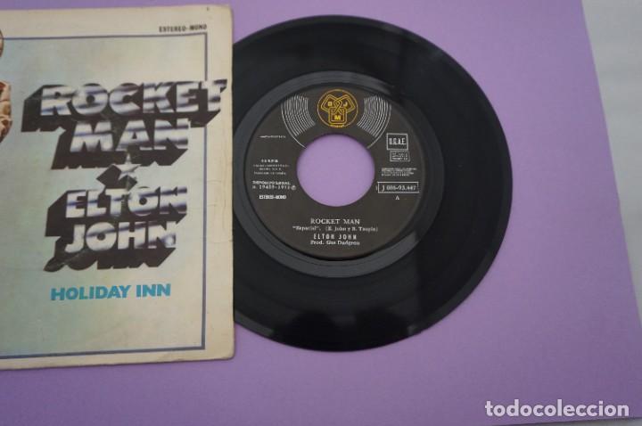 Discos de vinilo: VINILO 7 SINGLE - ELTON JOHN / ROCKET MAN - Foto 2